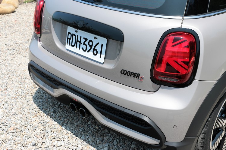 尾燈維持英國米字旗造型,輔以方正、更多黑色元素的下保險桿,營造出更低、更具運動氣勢的背影。