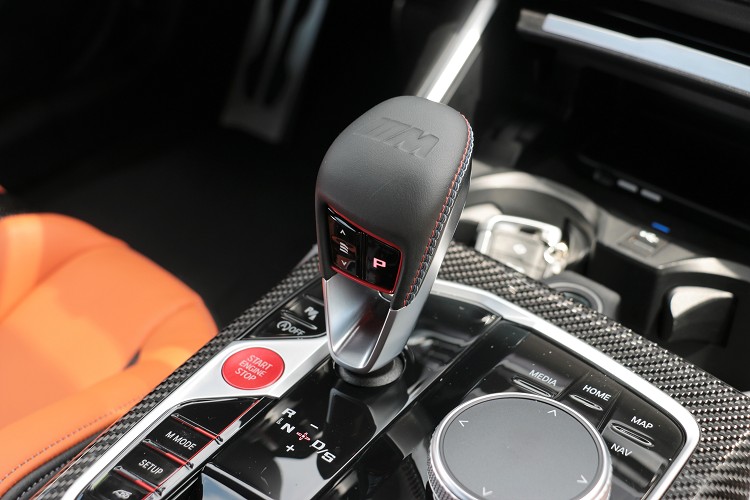 中央鞍座上配置M3經典三色縫線的嶄新造型排檔桿。