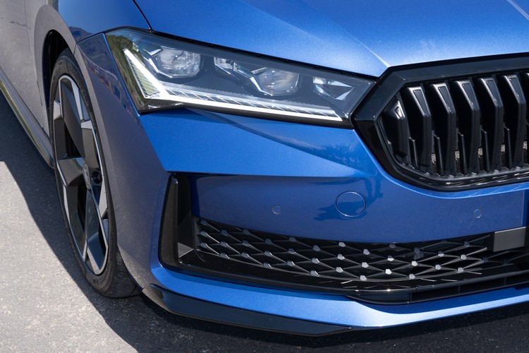 Matrix LED 2.0智慧複眼頭燈看起來更為細長,菱格網狀下氣壩也優化了空力性能