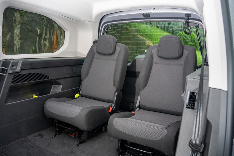 第三排獨立座椅也可前後滑移、放倒椅背