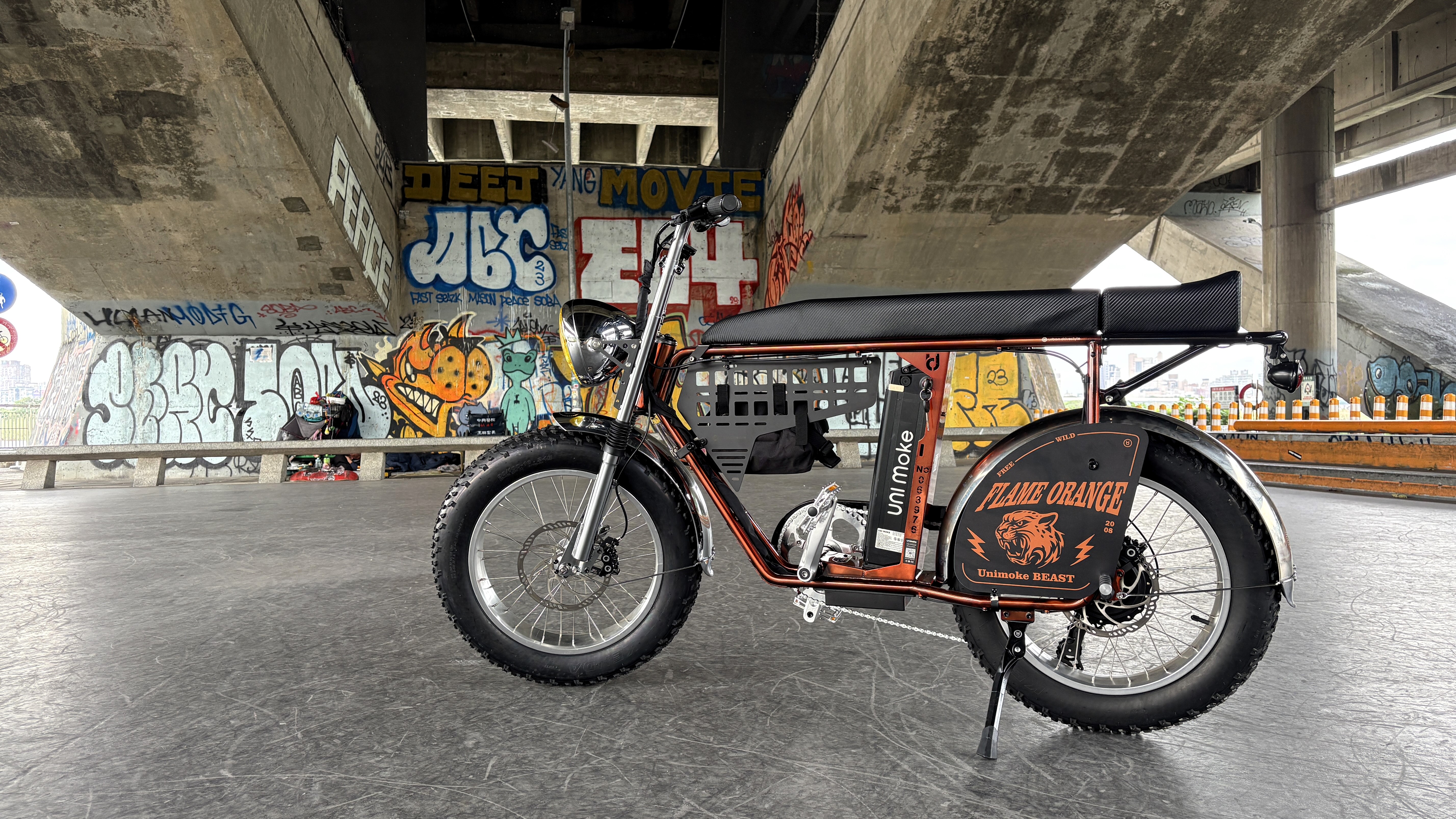 儘管 MK 的性能並不是主角，但它的操控真的很讓人喜歡，騎起來的穩定性也很好，過減速帶、磚地、坑洞時都比一般細胎電輔車來得安定許多。