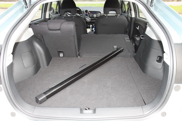 掀背車的設計加上6/4分離座椅筆者試過可以放進一張9尺長的衝浪板。