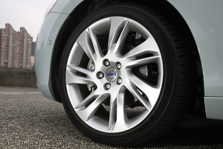 為提升運動性,媒體試駕車款已經選配18吋的輪圈,標配為17吋。