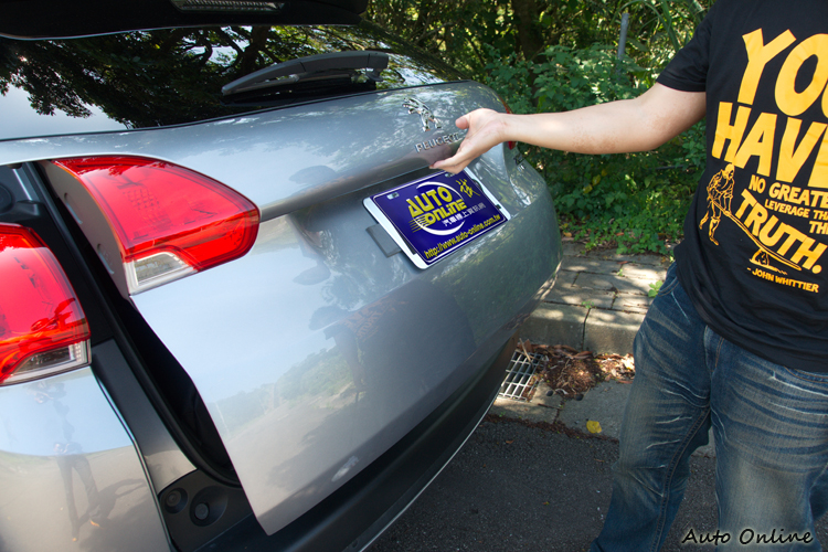 尾門沒有特別的把手設計,開啟時不是很好施力。