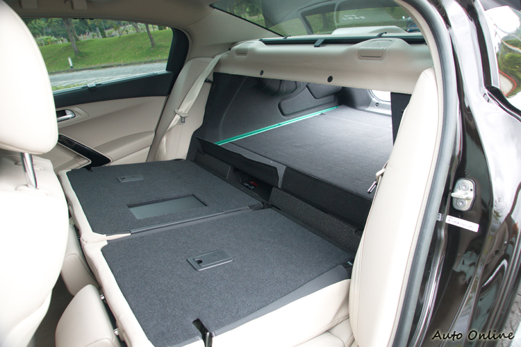 後座椅背提供傾倒功能,方便放置長形物品。