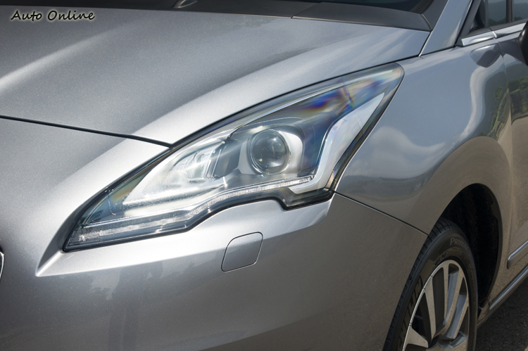 細長的頭燈組,高階車型配雙模式HID,也導入了LED日行燈。