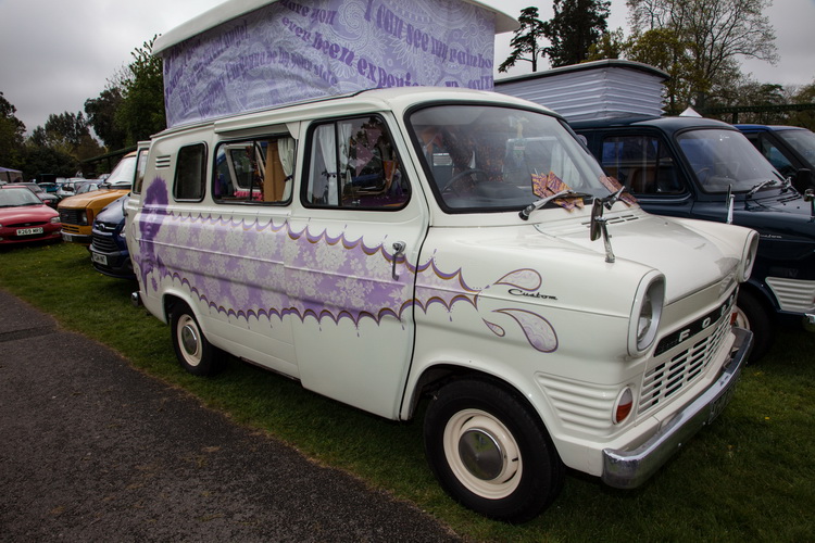 吉他之神Jimi Hendrix車身彩繪為這部Transit camper加分不少