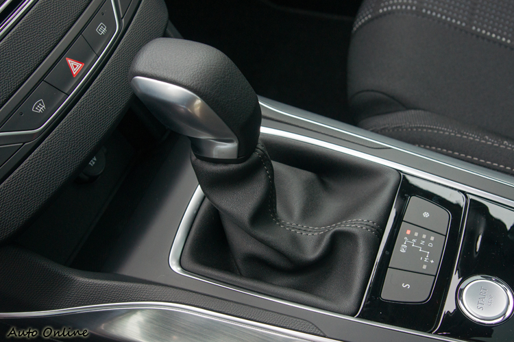 六速手自排變速箱提供運動與雪地模式。