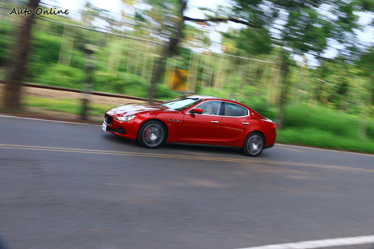 山路上Quattroporte S Q4明顯感受到車身重量影響操控,整輛車感覺比較沉。