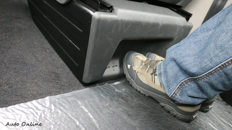 前座後方還特別為了後方乘客腿部有更多伸展空間,有內凹的設計。