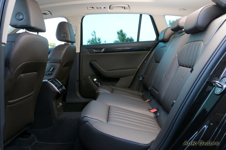 後座在2841mm軸距加持下,乘坐空間寬敞無比。