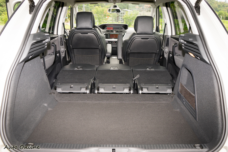 後座椅背全放平之下容量達1851公升,平整度也高。