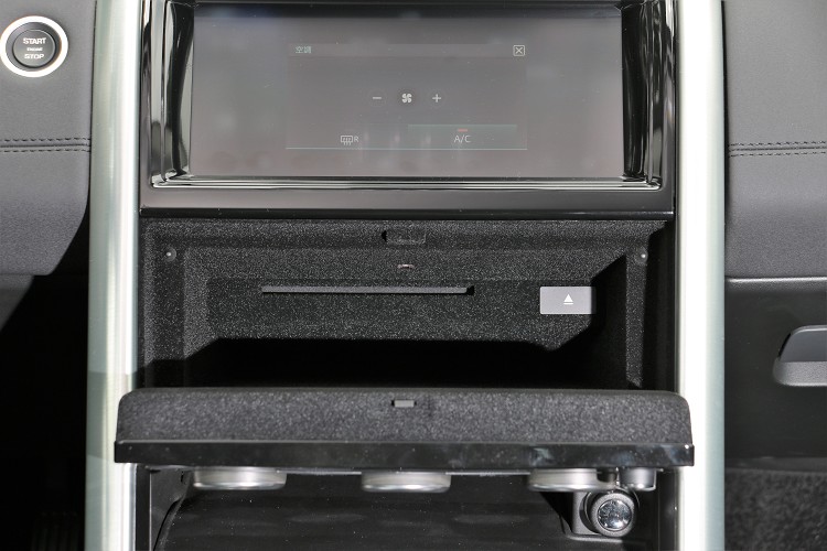 在冷氣介面後方有影藏式的收納空間。