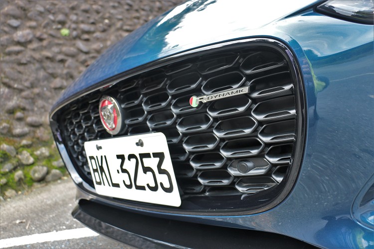 試駕車型選配黑色外觀套件,水箱護罩、車側葉子板通風孔、窗框飾條、車尾品牌字樣等,都採用亮黑色處理。