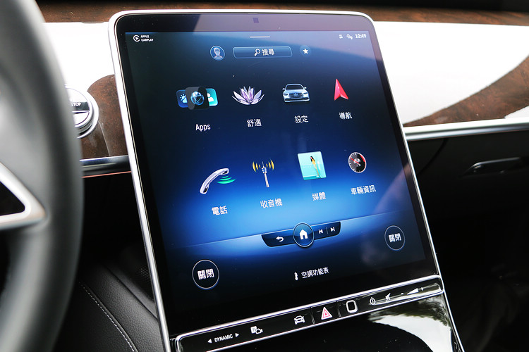 類平板的大尺寸螢幕幾乎已經成為豪華車的標準配備,至於美醜與否則是見仁見智。