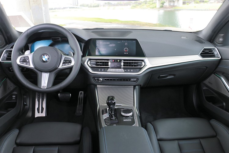 進到車內,整體的布局跟我兩年前首試3系列時相同,駕駛者前方12.3吋虛擬數位化儀表,中控台是一具10.25吋全彩觸控螢幕。