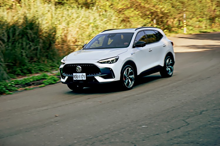 達72公里的純電行駛里程,平日市區通勤可享純電車般體驗,長途行駛時就跟一般引擎車一樣加油行駛,沒有純電車的里程焦慮問題