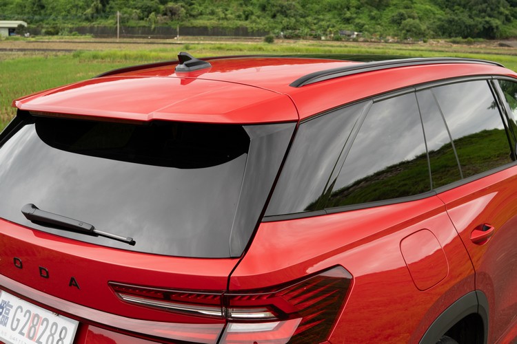 黑化的D柱將後側窗與尾窗連成一氣讓車頂帶點懸浮視覺感