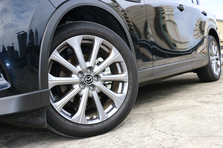 《20吋的圈胎規格，讓車身比例極致完美。》