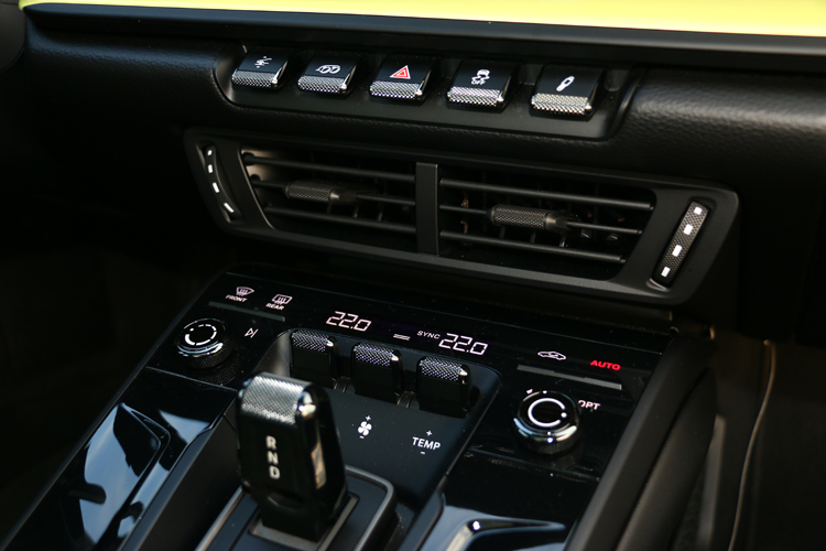 所有操作都圍繞著「開車這件事」，而不是讓你分心去研究車怎麼用。