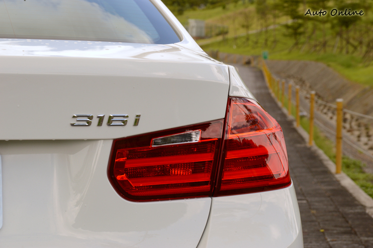 標準配備沒有搭載任何Line套件,車尾的316i是最容易分辨車型的線索。