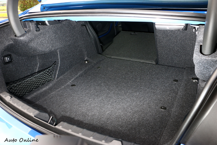 後座椅背可以傾倒的435i,能瞬間得到更大的置物容積。