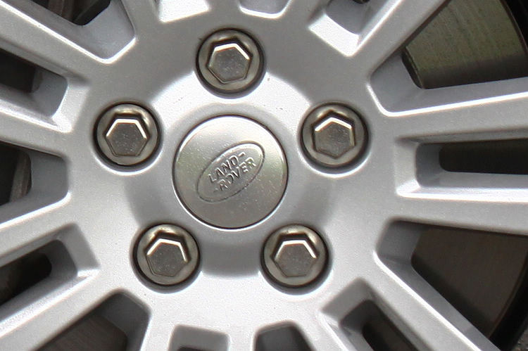 新的輪圈標章改用亮銀處理後,並沒有過去的深底設計顯眼。