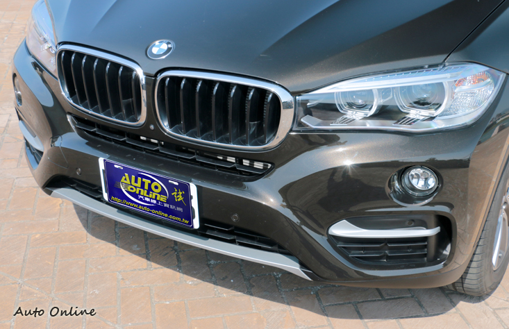 車頭導入X造型家族特色,霧燈位置也經過修改。