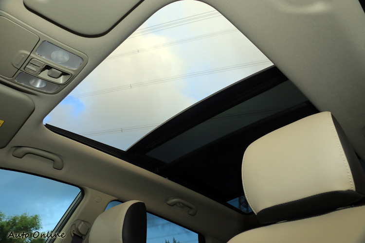 高階車型的全景天窗面積不小,涵蓋範圍直達後座。