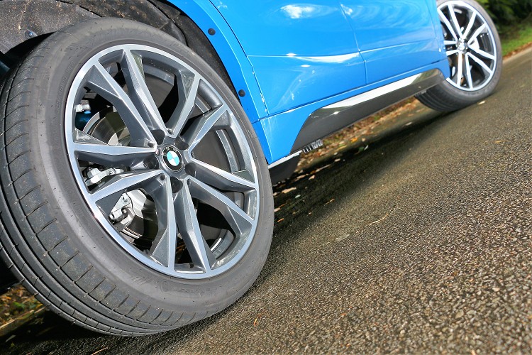 19吋M款雙幅式輪圈以及與車身同色的輪弧和側裙,展現BMW一脈相承的運動風格。