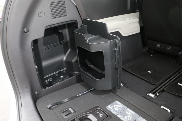 位在行李廂左側,還可以發現藏有容量不小的收納空間,很適用來收藏瓶瓶罐罐的雜物。