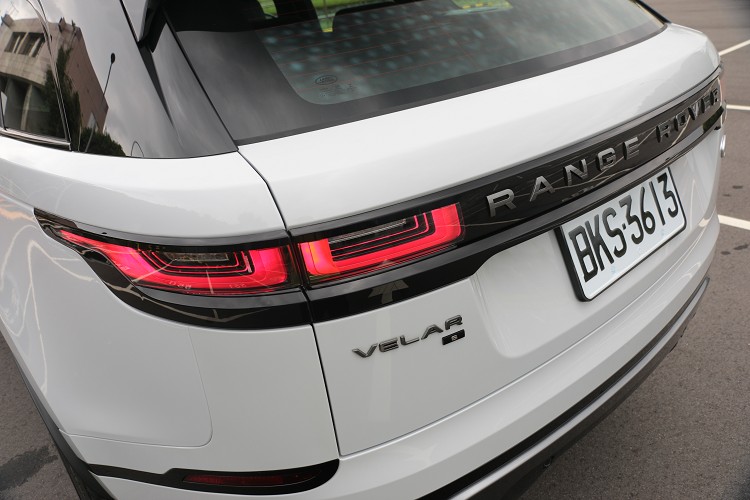 車尾立體光暈的特殊質感尾燈,開啟小燈後很有藝術感。