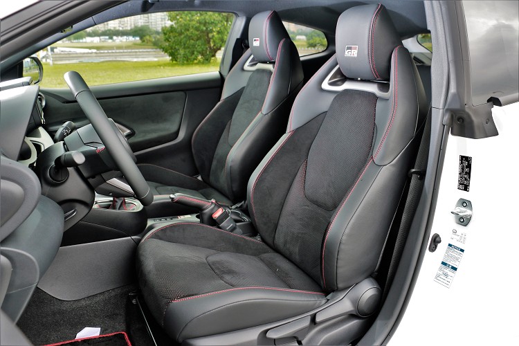 打開車門會先看到兩張相當運動化的賽車座椅,頭枕上大大的GR標誌深怕你沒看到。