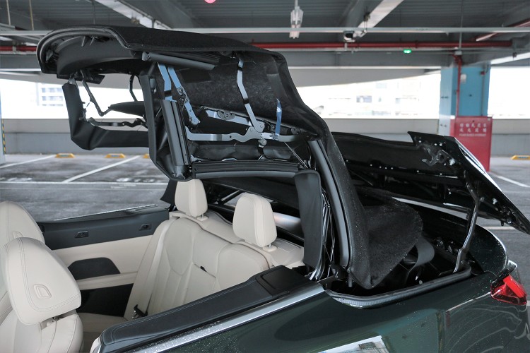 原廠表示,現在的技術可以讓軟篷的隔音、隔熱與硬頂相同,又能減輕重量40%。