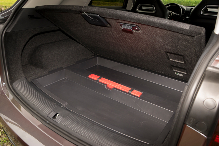 行李廂隔板下方的隱藏置物空間