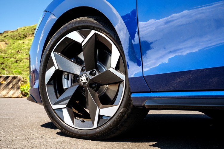 19吋五瓣刀鋒造型鋁圈