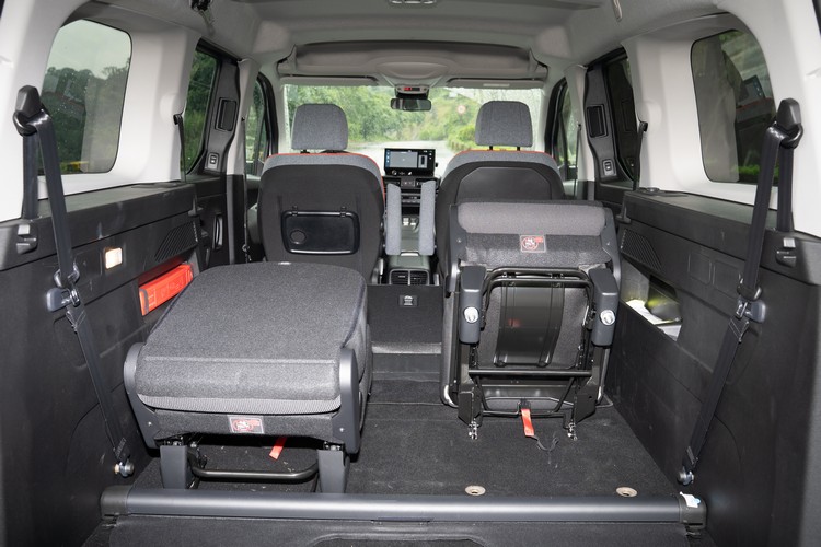 第三排座椅可整張向前翻倒或拆除,搭配一、二排座椅變化最大可創造4000公升的行李空間