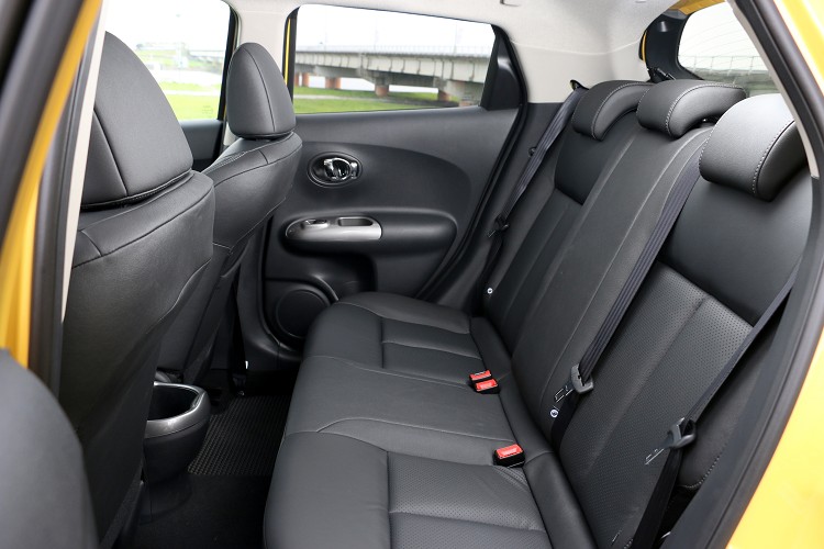 身高175cm左右的成人,Juke後座空間不會帶來太強烈的壓迫感。