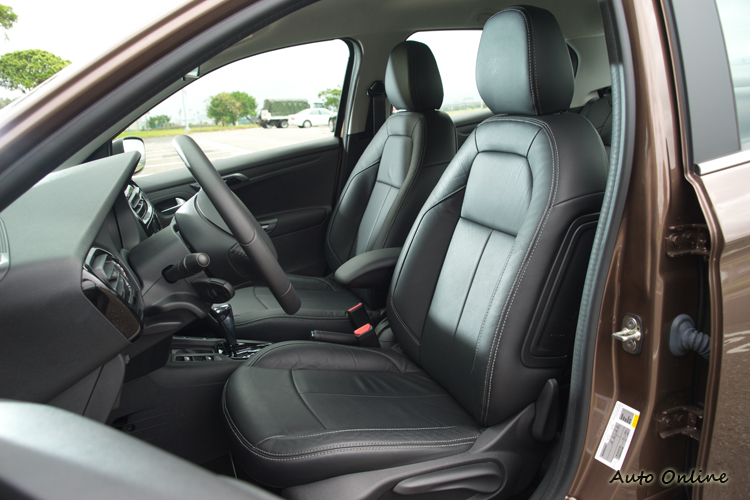 所配真皮座椅支撐感略硬,如有腰靠舒適度可提升不少。