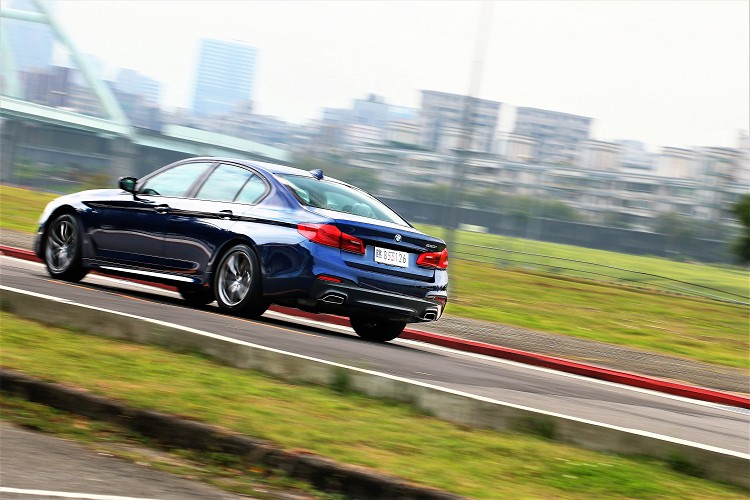 強勁的動力搭配上後輪驅動設定與50:50車身配重,創造出絕佳操駕樂趣。