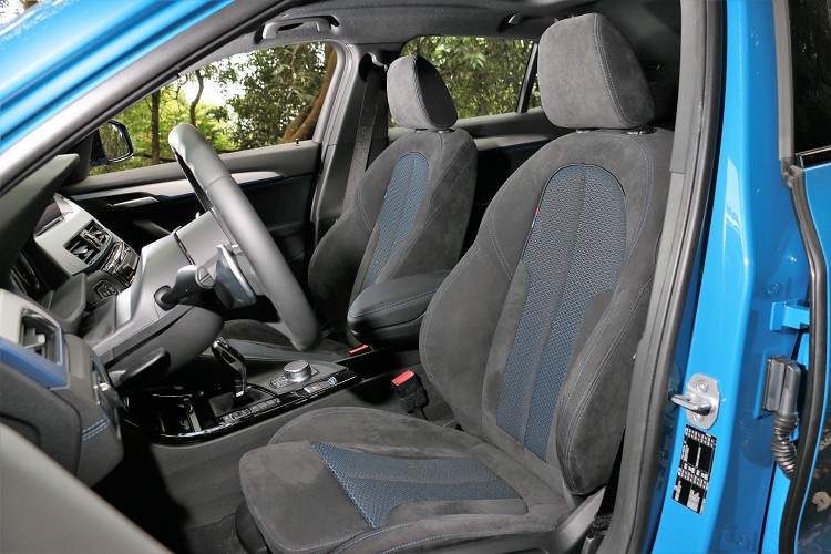 M Sport套件備有Alcantara麂皮跑車座椅,摩擦力高並帶有最佳包覆性。