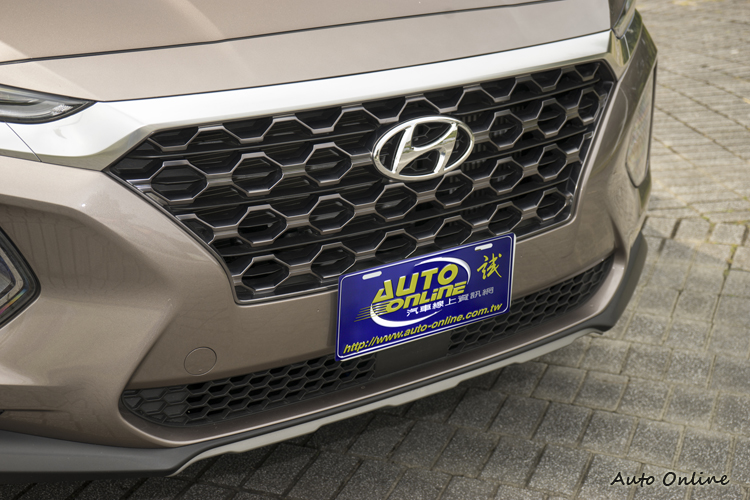 六角蜂巢網狀水箱罩兩側加入弧線、上緣則是鍍鉻飾條。