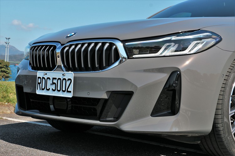 具備主動轉向照明功能的全新L型智慧LED頭燈組,全新雕琢的Air Curtain氣簾融入更具氣勢的M Sport前保桿設計。