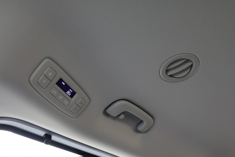 尊貴版標配三區恆溫空調系統,包括後排冷暖空調控制及第三排出風口調整功能。