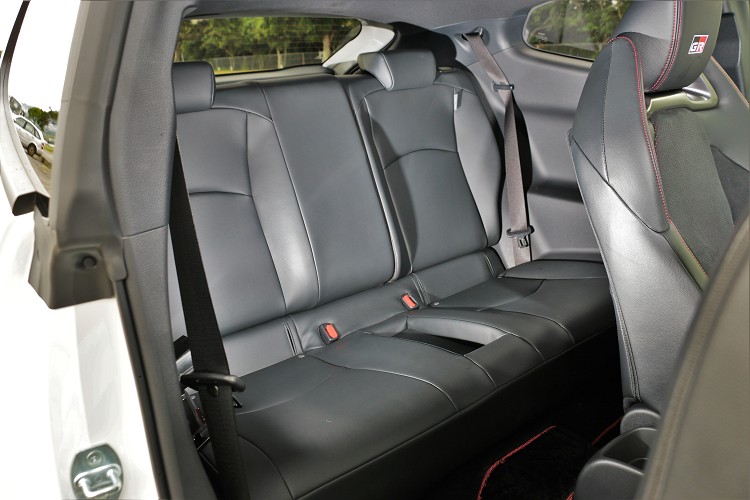 後座可乘載兩位較嬌小體格的成人或者兒童。