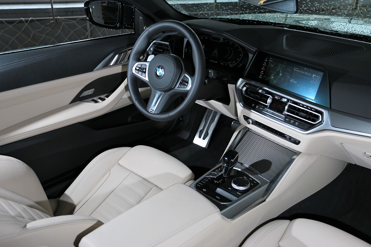 進到車內,所有的配置都如此熟悉,沒錯它就是與4系列Coupe一模一樣。