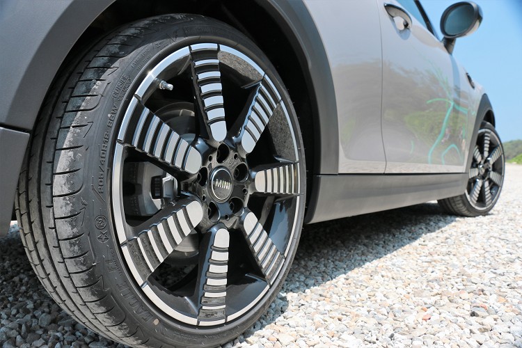 以銀色與黑色高光澤線條,由內而外交錯出如道路飛馳般的速度感。