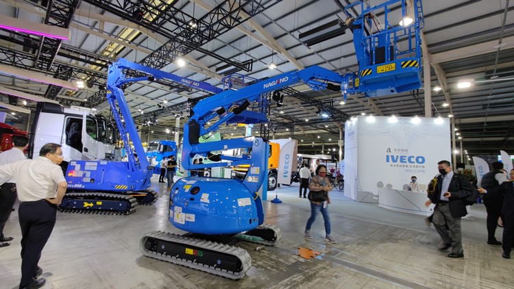 日本長野NAGANO高空作業車NULO7E-7型,負載重量150公斤、最大作業高度6.8公尺、最大作業半徑4.5公尺、平台旋轉角度:左90度、右40度