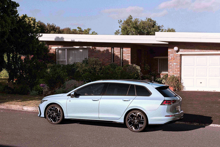 呼應春季清新和初夏沁涼意象,Golf Variant 280 eTSI R-Line限定新車色冷冽冰澈藍淡雅登場,搭配R-Line 專屬外觀空力套件含徽飾,在優美中保有動感帥氣的跑格風範。