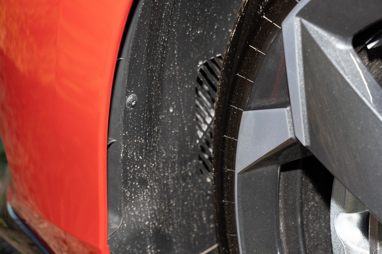 為了強化煞車系統散熱效果,全車系導入主動煞車冷卻風扇,試駕的265hp版本2.0 TSI車型還額外配置了開放式空氣渠道來進一步強化散熱效率